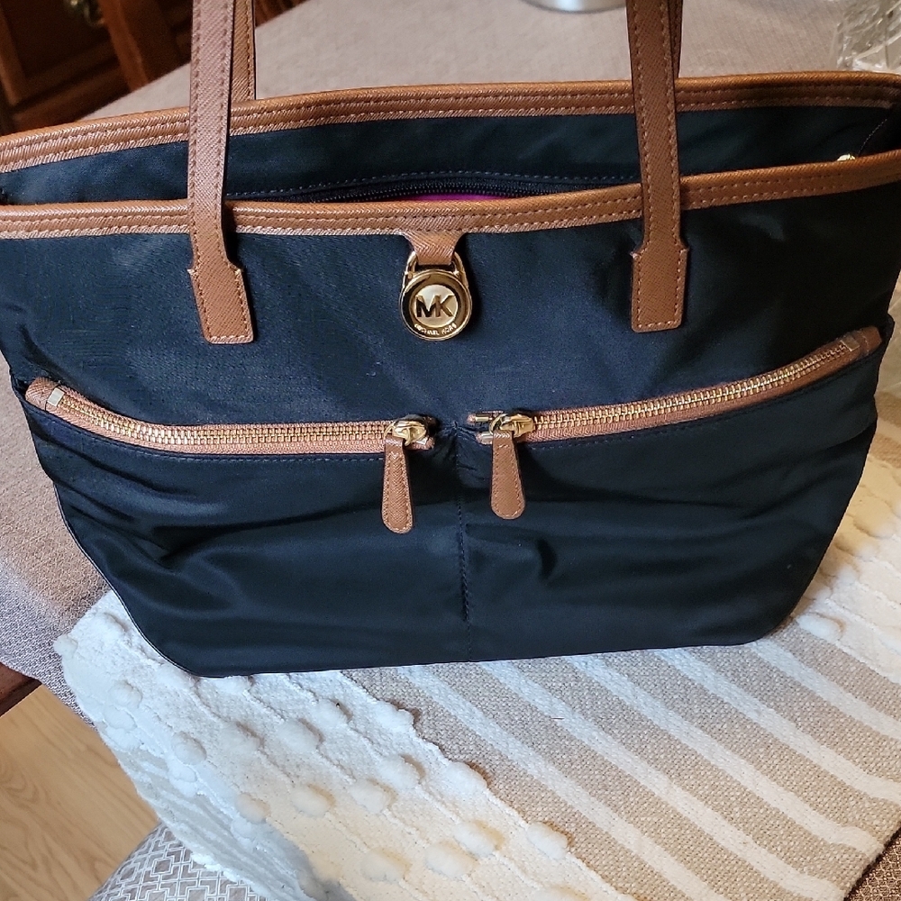 Michael Kors Black and Tan Tote Bag with Elegant Design - Picture 6 of 11